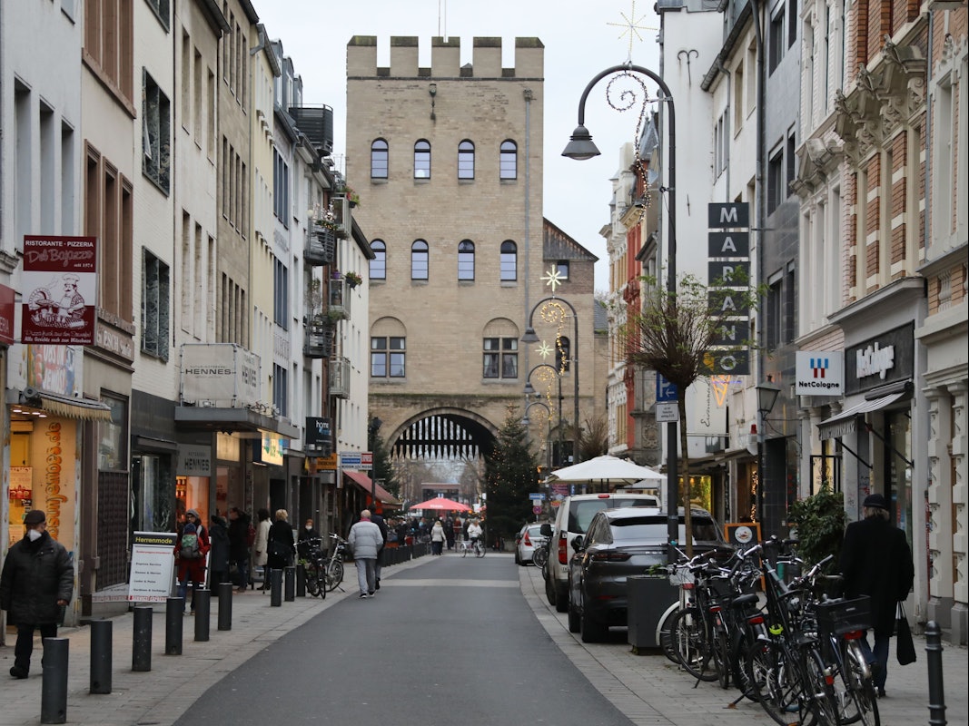 Menschen laufen über die Severinstraße in Köln.