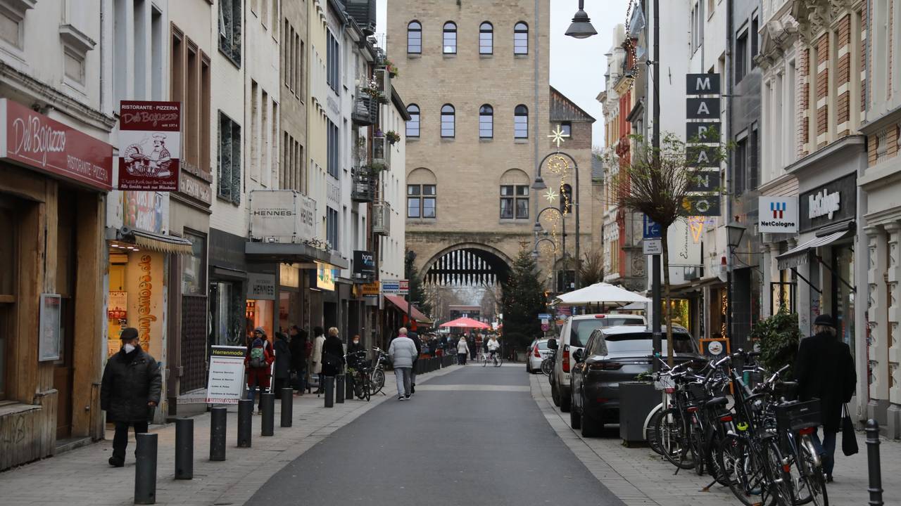 Menschen laufen über die Severinstraße in Köln.