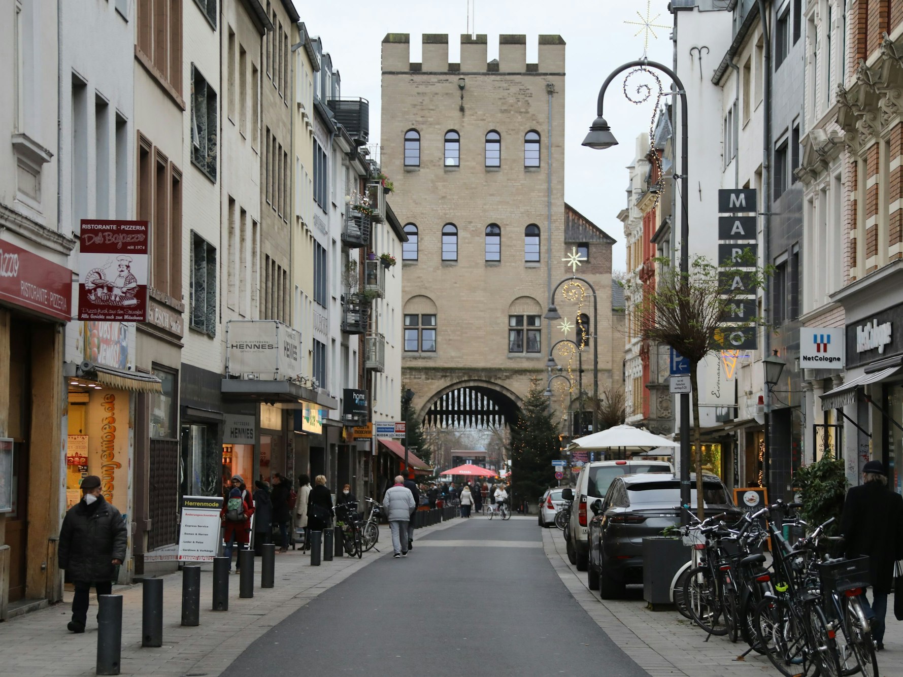 Blick in die recht leere Severinstraße in Köln. Einige Fußgänger sind zu sehen, aber keine fahrenden Autos.