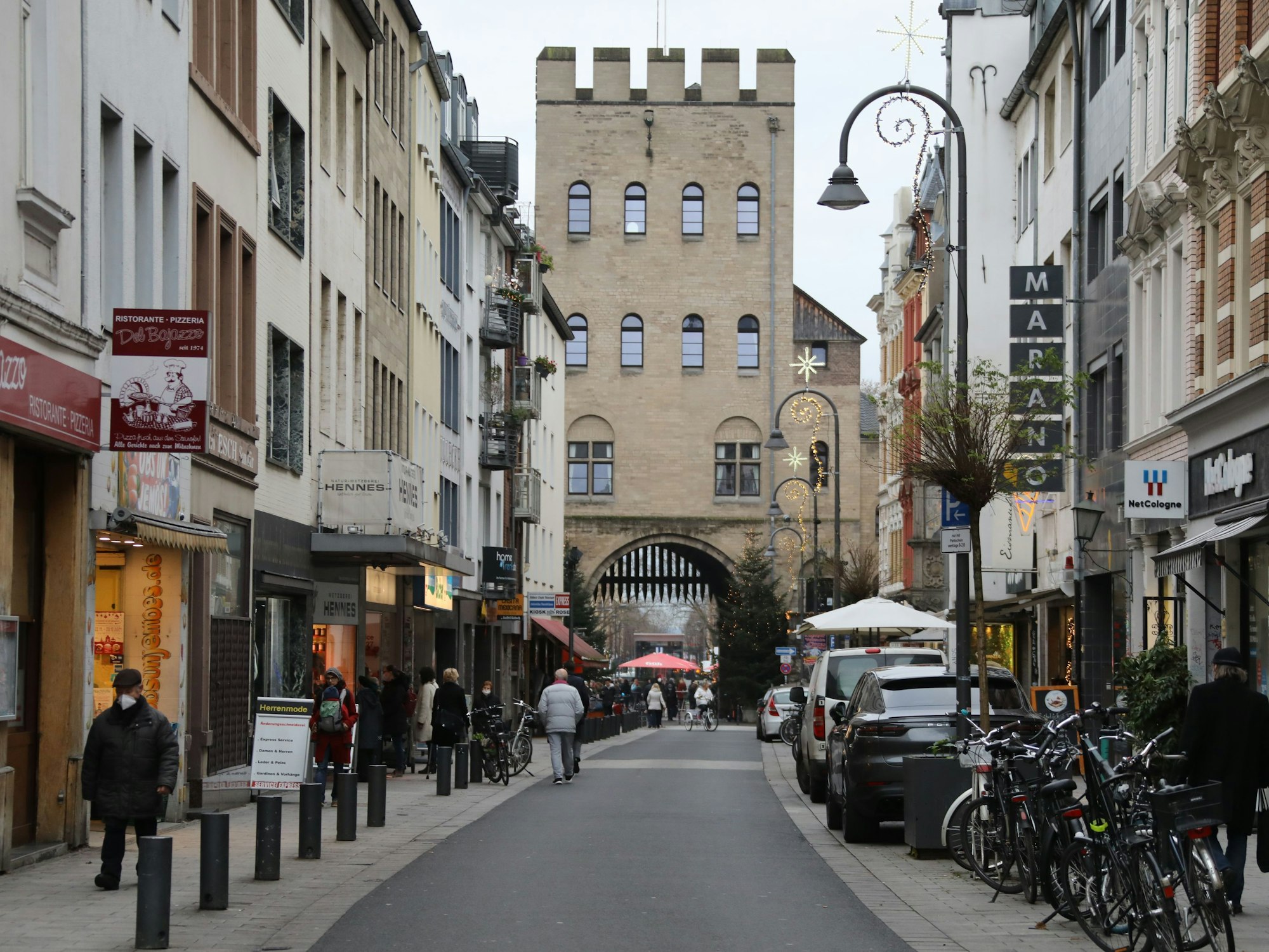 Blick in die recht leere Severinstraße in Köln. Einige Fußgänger sind zu sehen, aber keine fahrenden Autos.