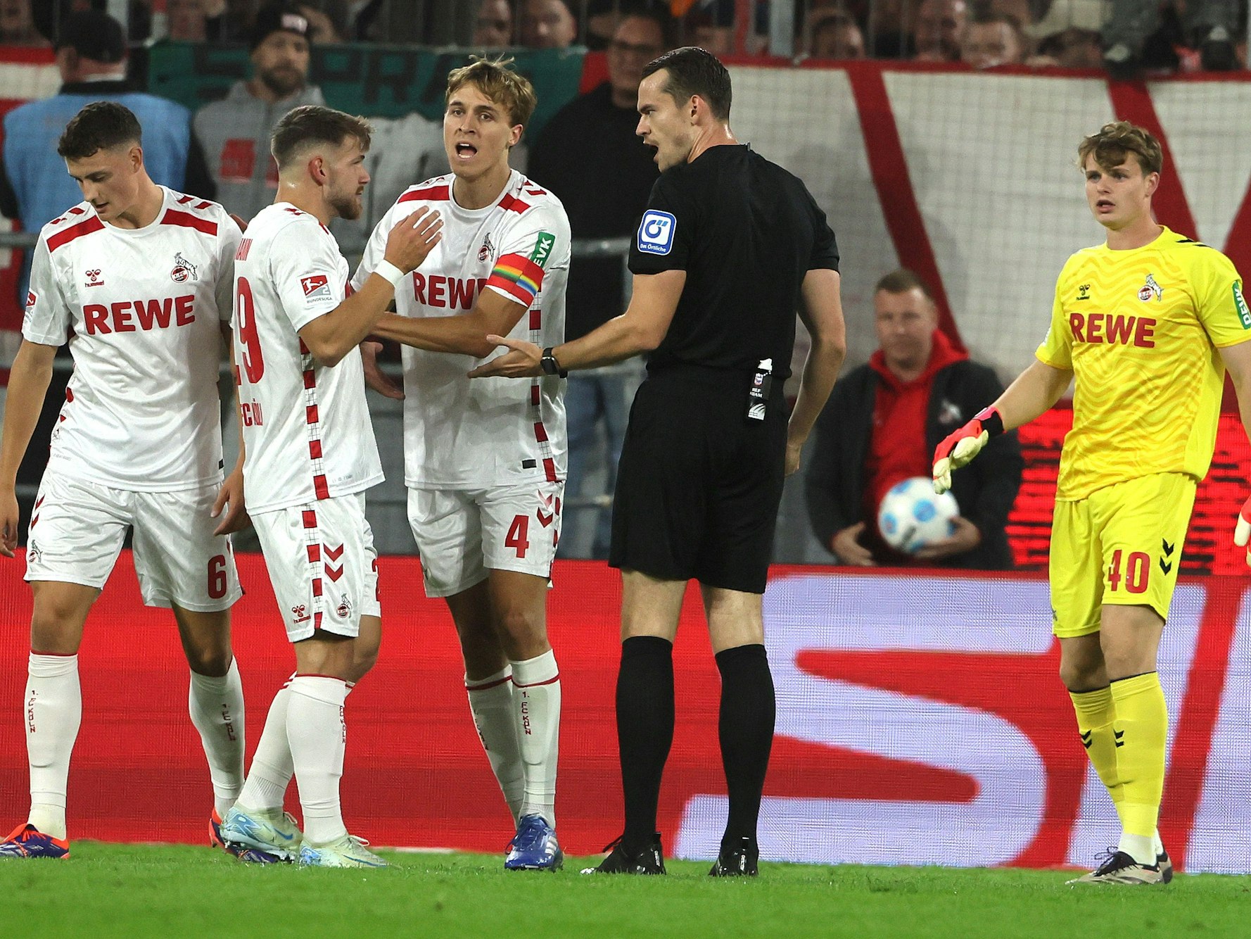 Timo Hübers hält Jan Thielmann zurück.