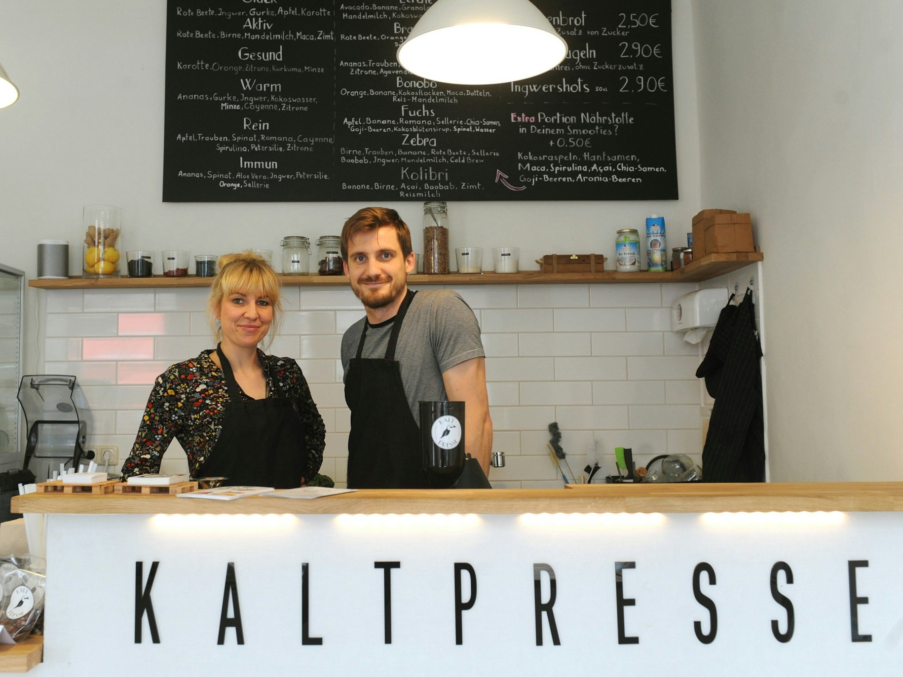 Kaltpresse der Saftladen in der Merowingerstraße in der Kölner Südstadt mit Nora Boeckler und Ronald Tenholte.