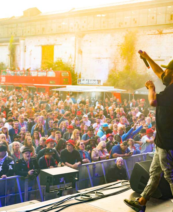 Auftritt von Gentleman beim Festival der Firma Deutz.