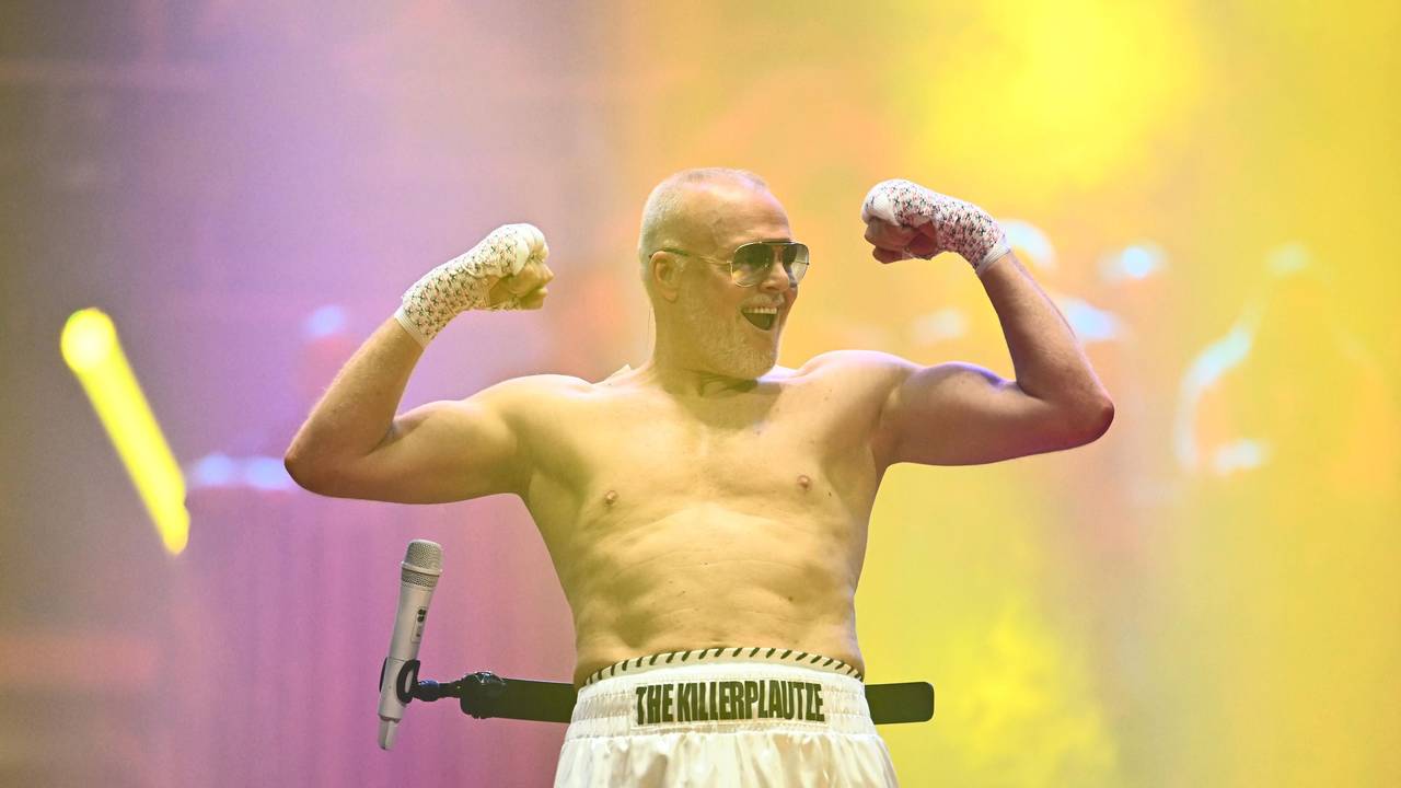 Entertainer Stefan Raab zeigt seine Muskeln bei dem Show-Boxkampf zwischen ihm und Boxweltmeisterin Regina Halmich in Düsseldorf. Raab hat am Ende zum dritten Mal eine Niederlage im Boxring gegen Halmich kassiert, wie schon 2001 und 2007.