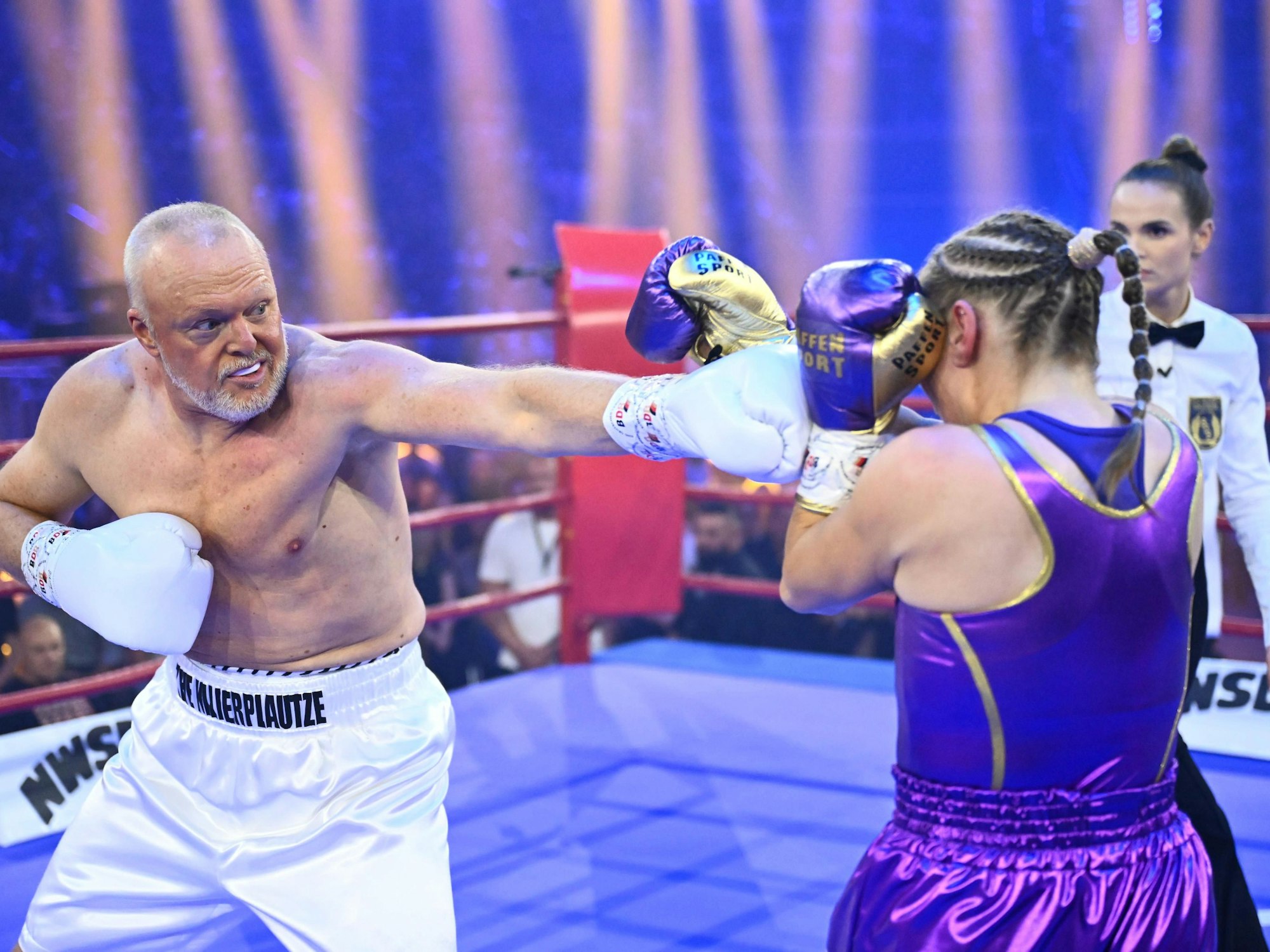 Entertainer Stefan Raab kämpfte am Samstagabend (14. September 2024) gegen Boxweltmeisterin Regina Halmich in Düsseldorf. Raab hat am Ende zum dritten Mal eine Niederlage im Boxring gegen Halmich kassiert, wie schon 2001 und 2007.