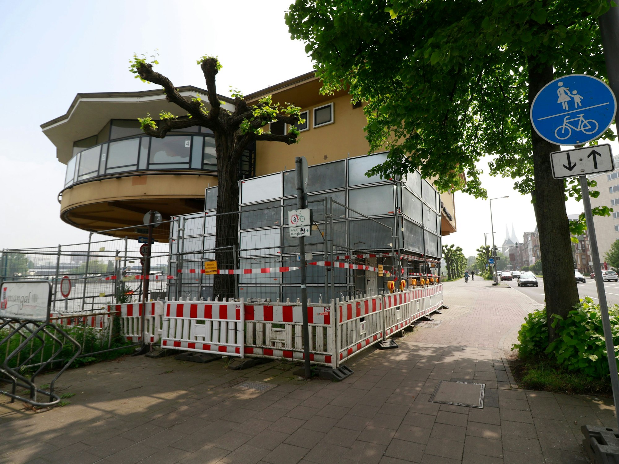 Blick auf die Bastei am Kölner Rheinufer, außenrum sind die Absperrungen einer Baustelle zu sehen.