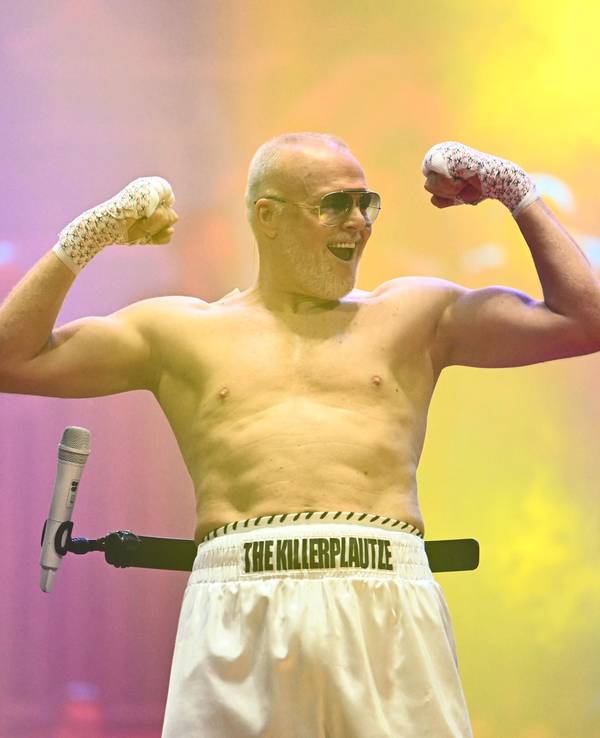 Entertainer Stefan Raab zeigt seine Muskeln vor dem Boxkampf gegen Regina Halmich im PSD Bank Dome.