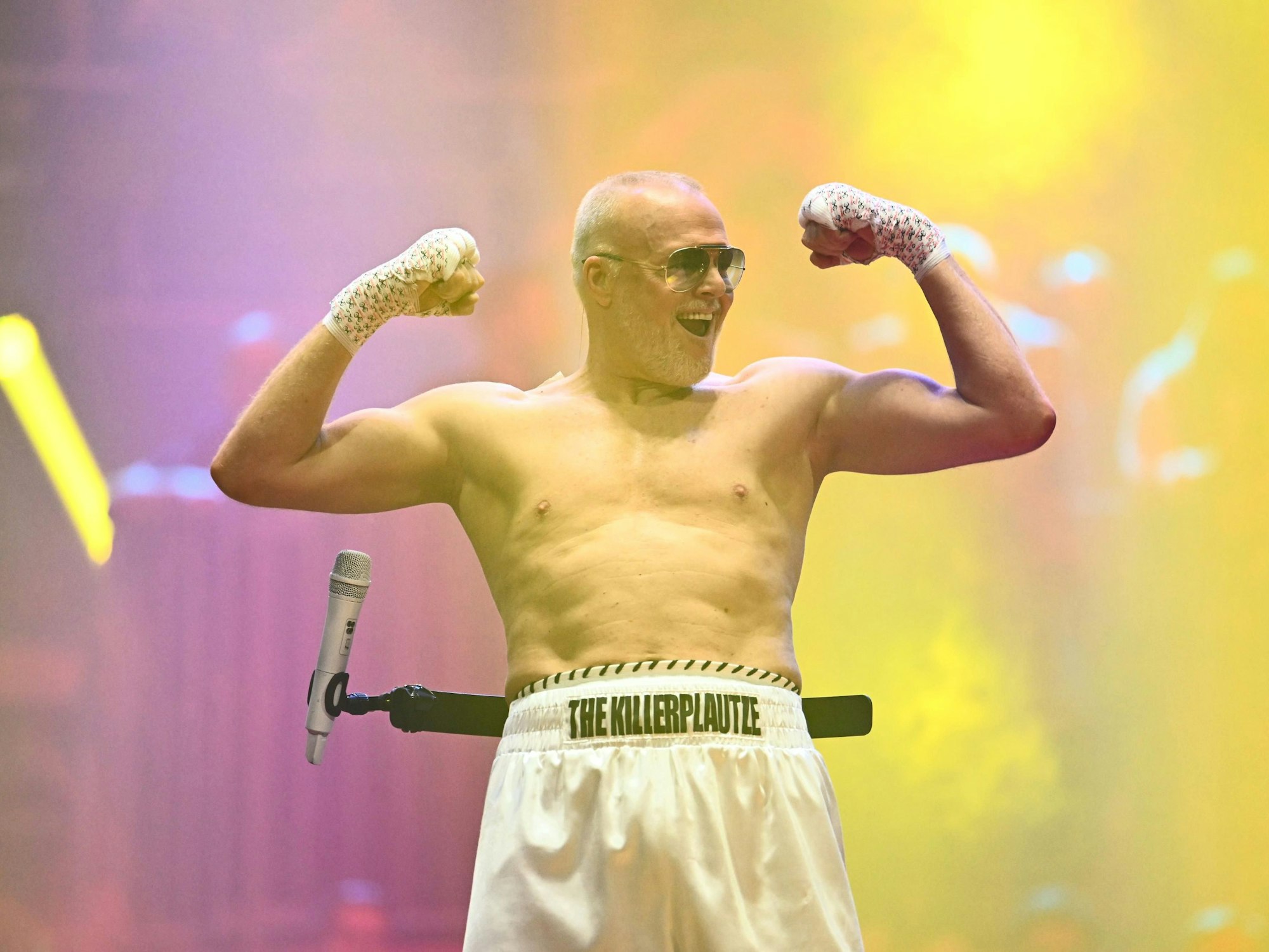 Entertainer Stefan Raab zeigt seine Muskeln vor dem Boxkampf gegen Regina Halmich im PSD Bank Dome.