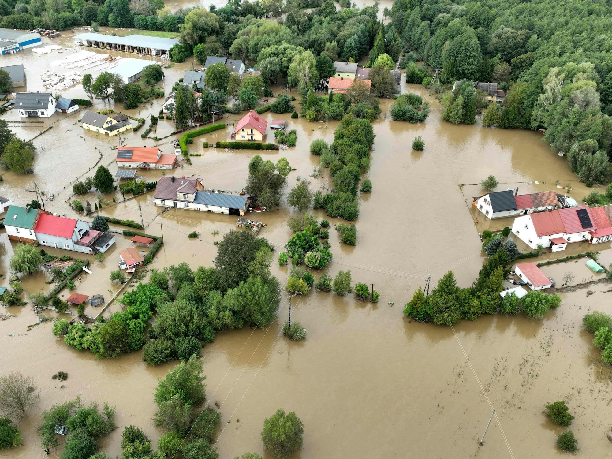 Diese Luftaufnahme vom 15. September 2024 zeigt das überflutete Dorf Rudawa in Südpolen.