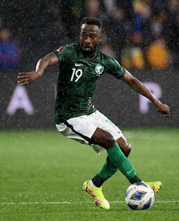 Fahad Al-Muwallad spielt den Ball.