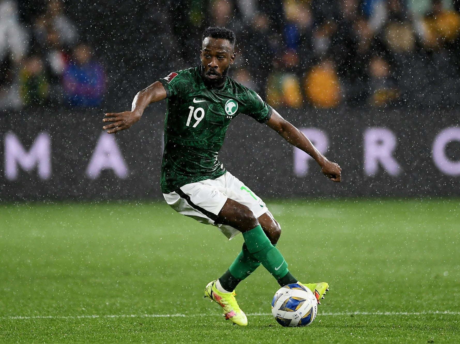 Fahad Al-Muwallad spielt den Ball.
