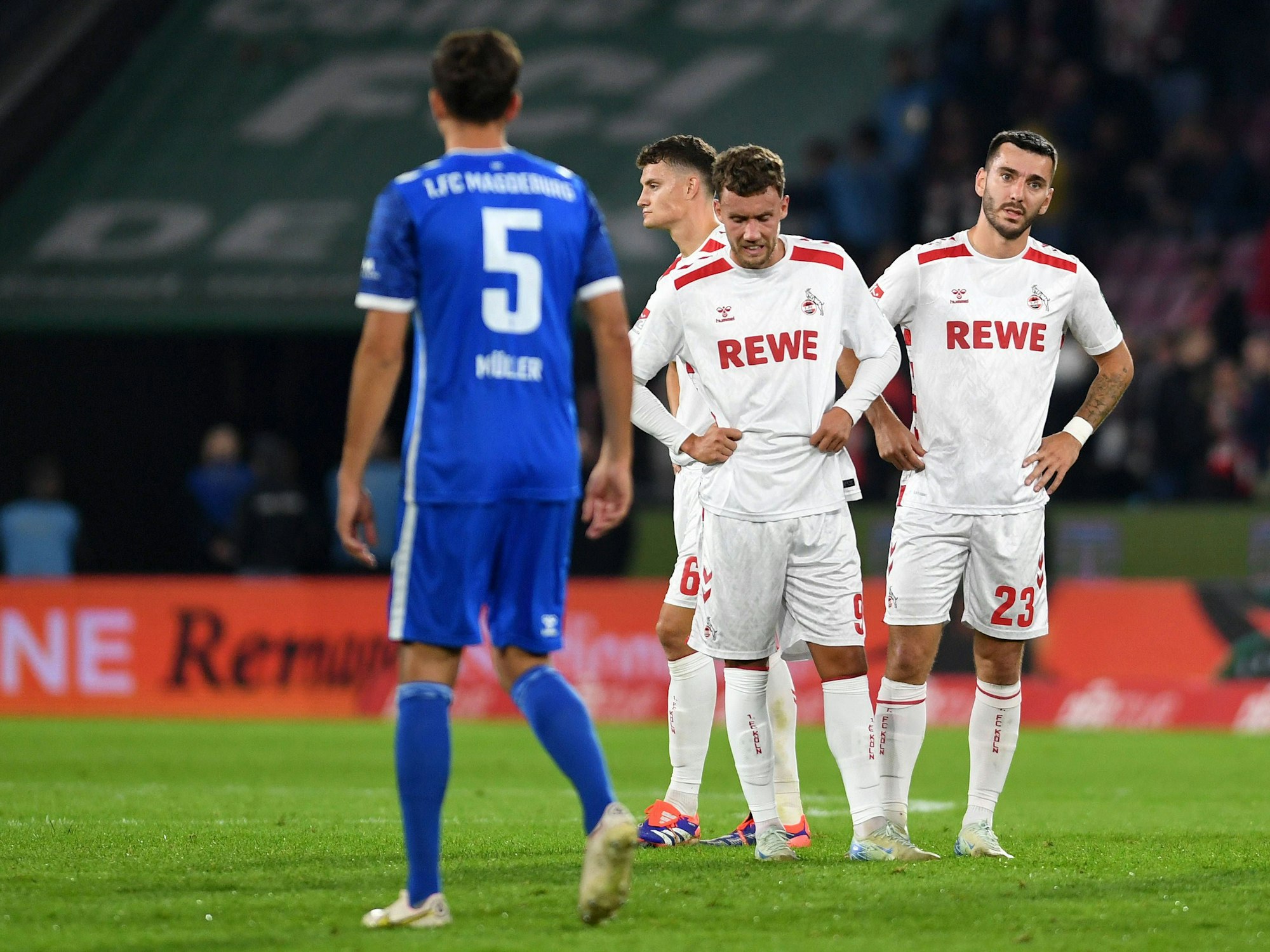 Die FC-Profis Luca Waldschmidt (l.) und Sargis Adamyan während der 1:2-Niederlage gegen den 1. FC Magdeburg.