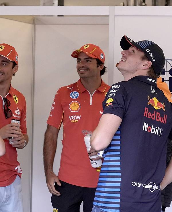Oscar Piastri, Charles Leclerc, Carlos Sainz, Max Verstappen und Lando Norris (verdeckt) im Plausch.