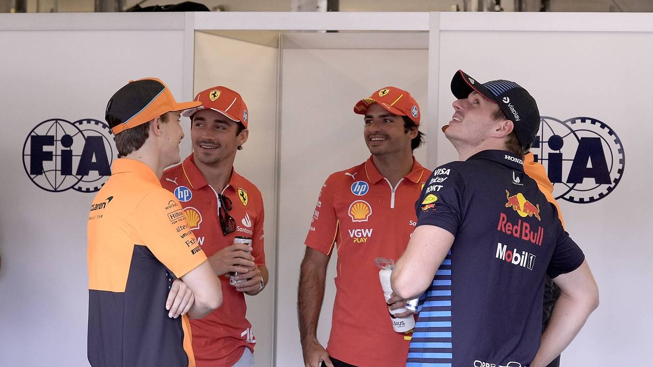 Oscar Piastri, Charles Leclerc, Carlos Sainz, Max Verstappen und Lando Norris (verdeckt) im Plausch.