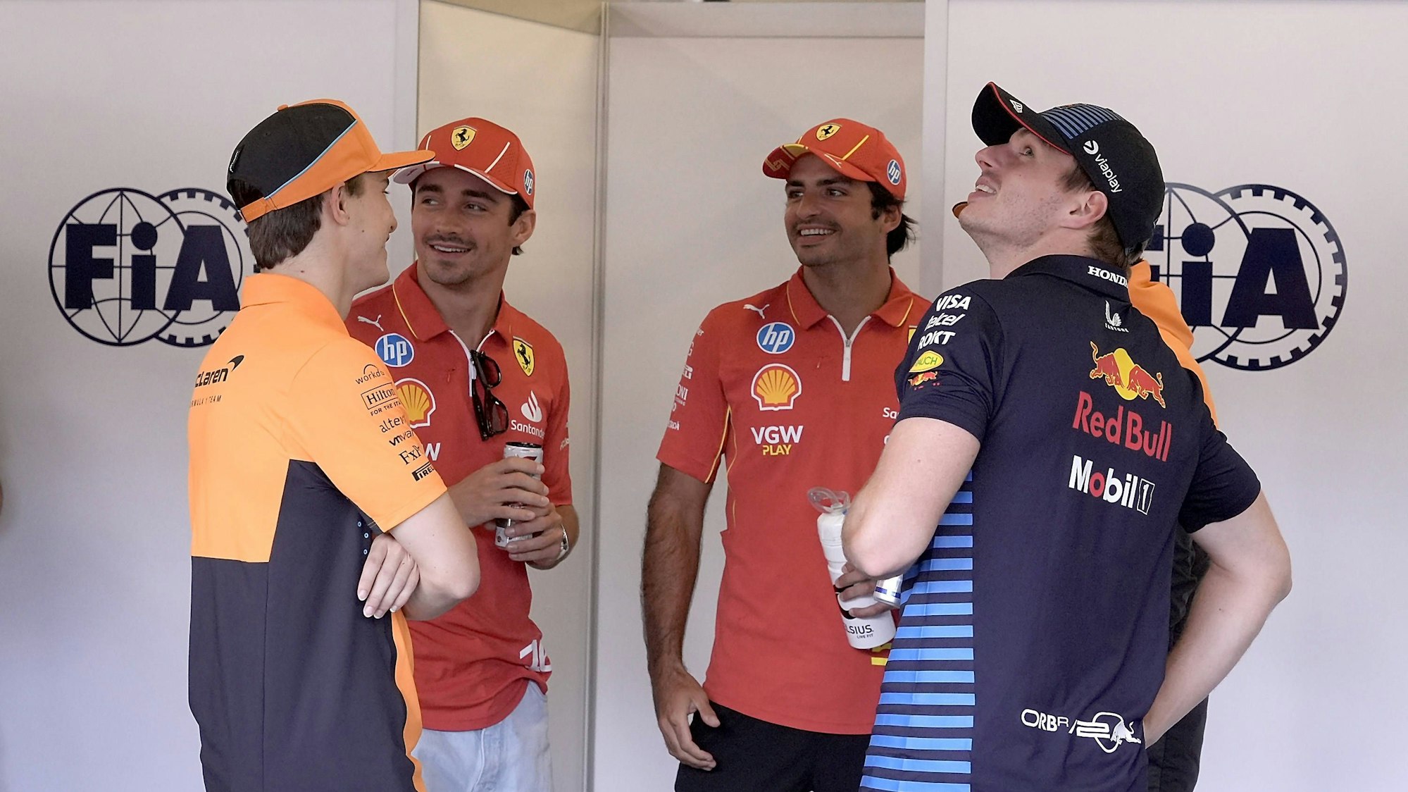 Oscar Piastri, Charles Leclerc, Carlos Sainz, Max Verstappen und Lando Norris (verdeckt) im Plausch.