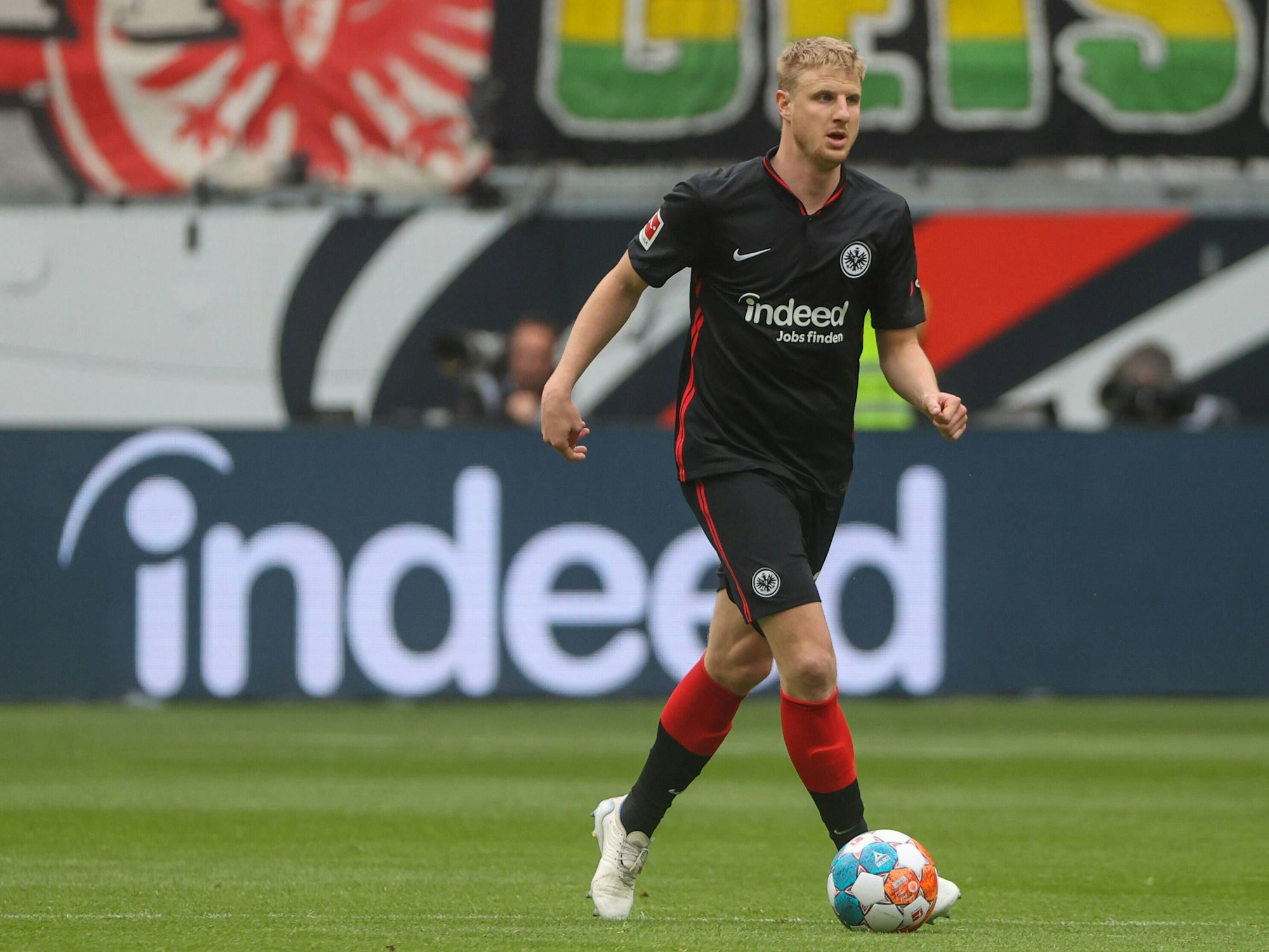 Martin Hinteregger dribbelt mit dem Bild im Heimspiel gegen den die TSG Hoffenheim.