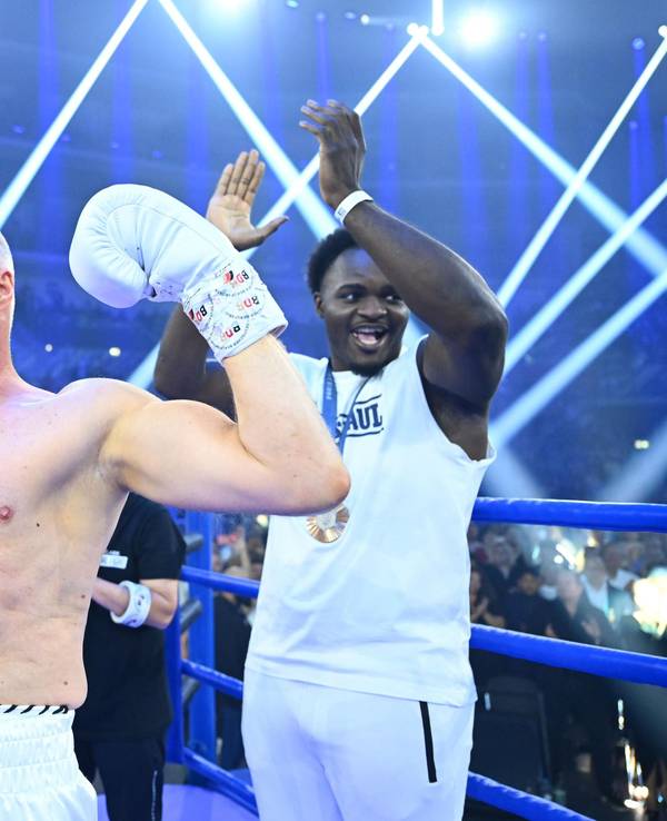Nelvie Tiafack als Trainer von Stefan Raab bei seinem Comeback gegen Regina Halmich.