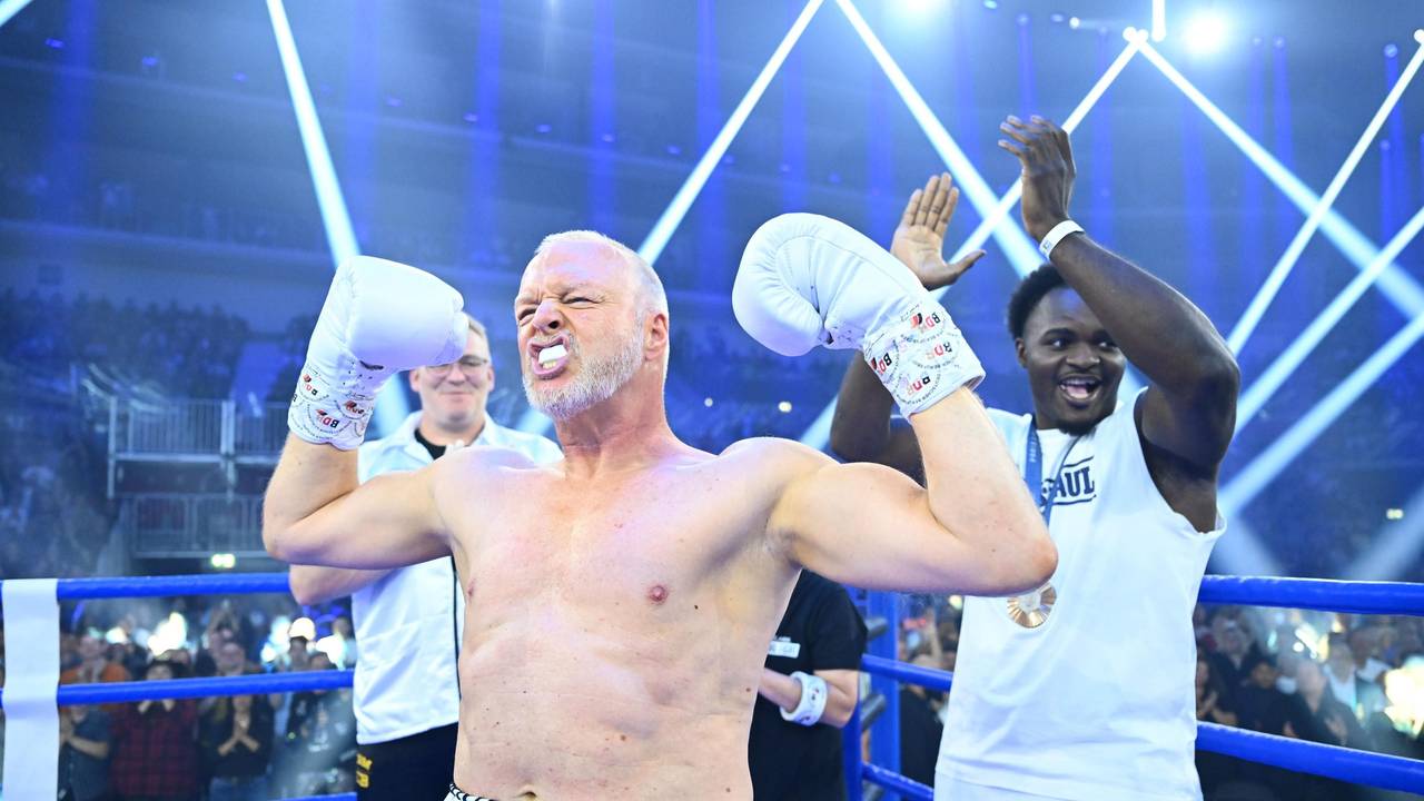 Nelvie Tiafack als Trainer von Stefan Raab bei seinem Comeback gegen Regina Halmich.