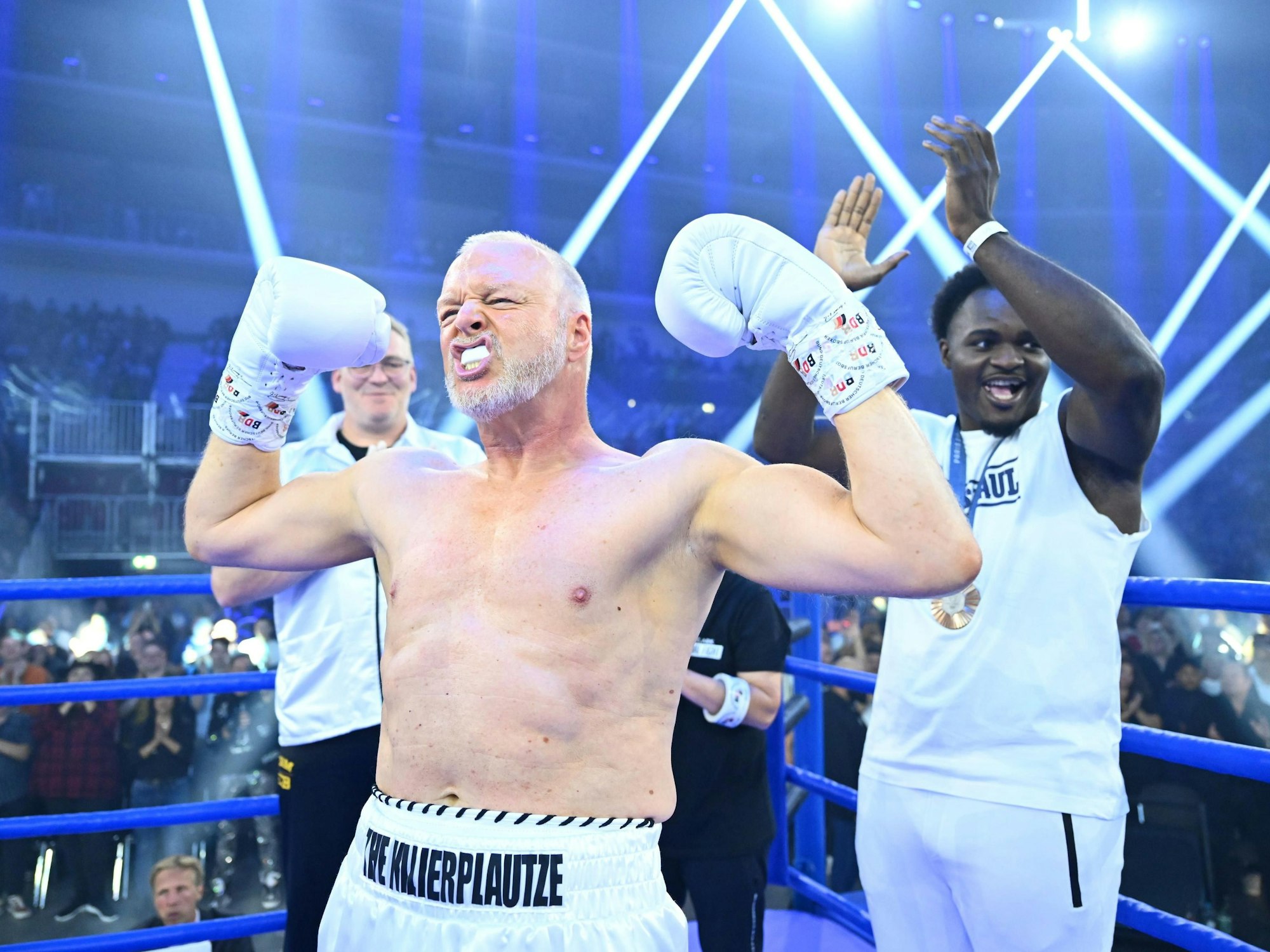 Stafan Raab steht in einem Boxring mit erhobenen Händen.