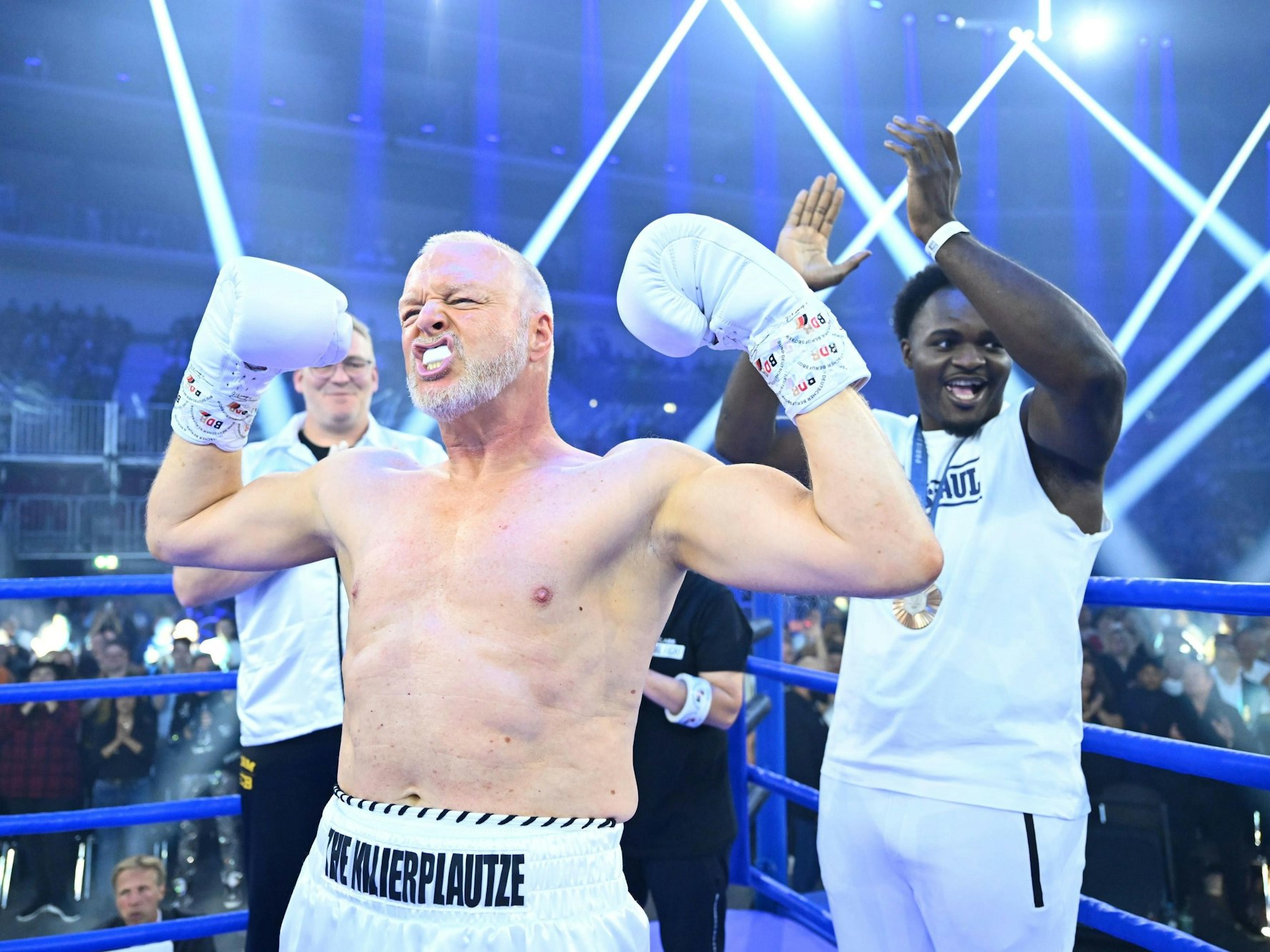 Nelvie Tiafack als Trainer von Stefan Raab bei seinem Comeback gegen Regina Halmich.