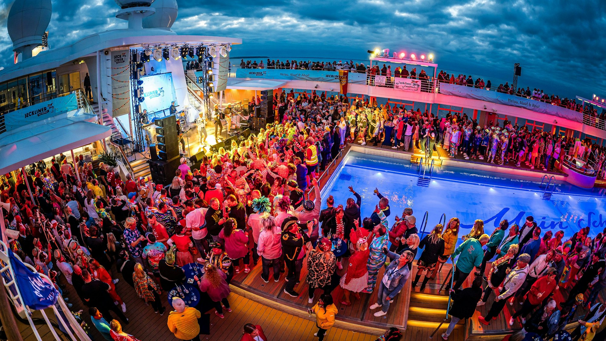 Jeckliner 4, Blick auf das Pooldeck.