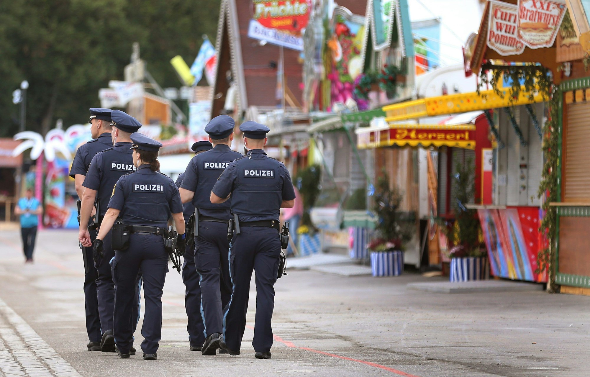 Polizeibeamte und -beamtinnen auf dem Oktoberfest,