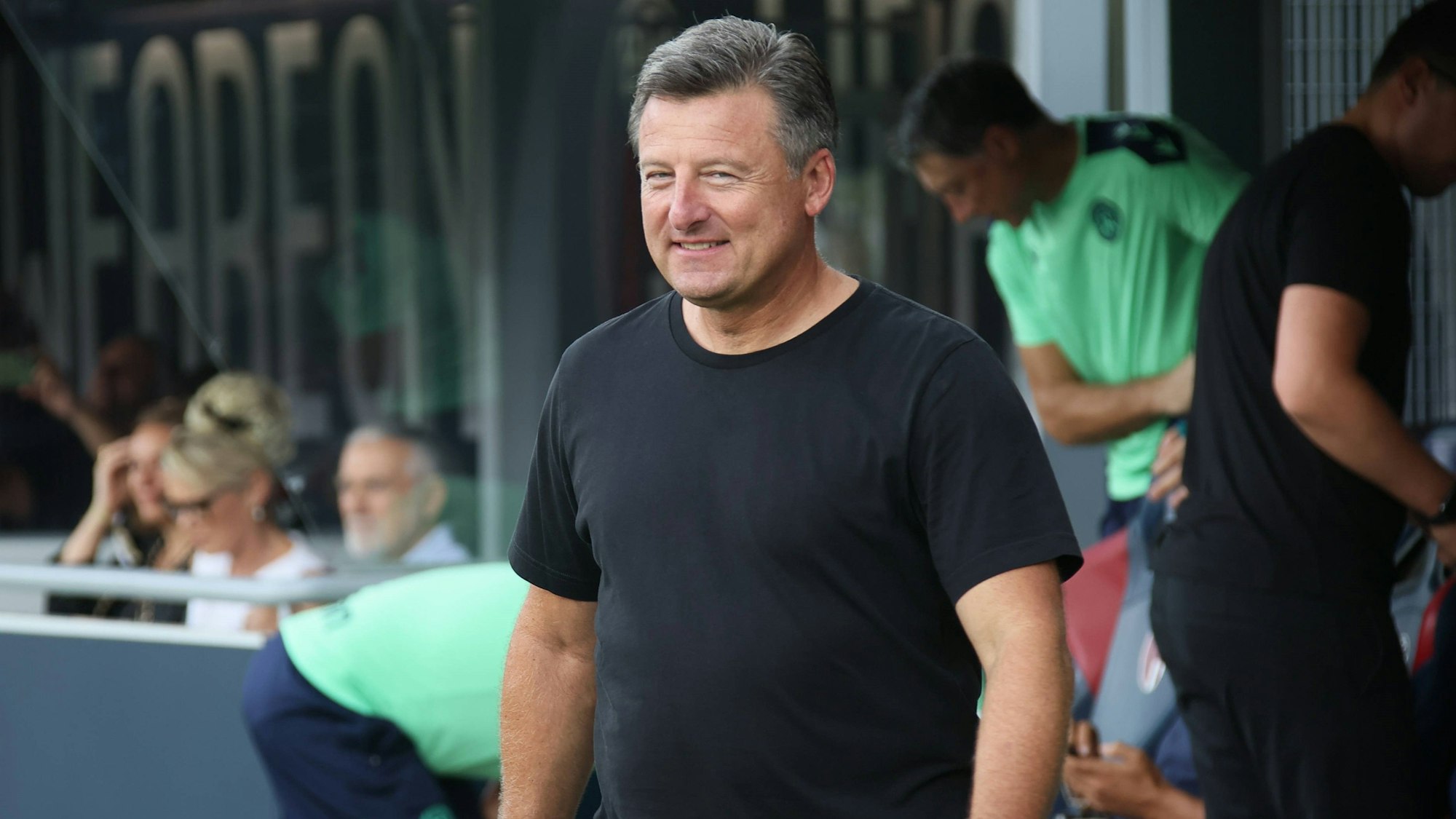 Kosta Runjaic lacht bei einem Spiel von Udinese Calcio.