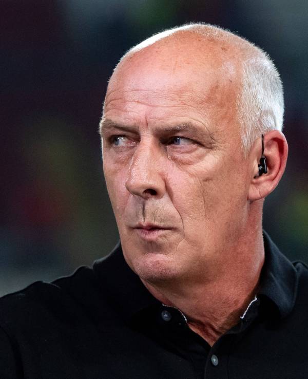 Mario Basler blickt sich finster um.