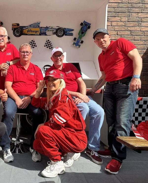 Schumi-Fanclub zusammen mit Janine Kunze.
