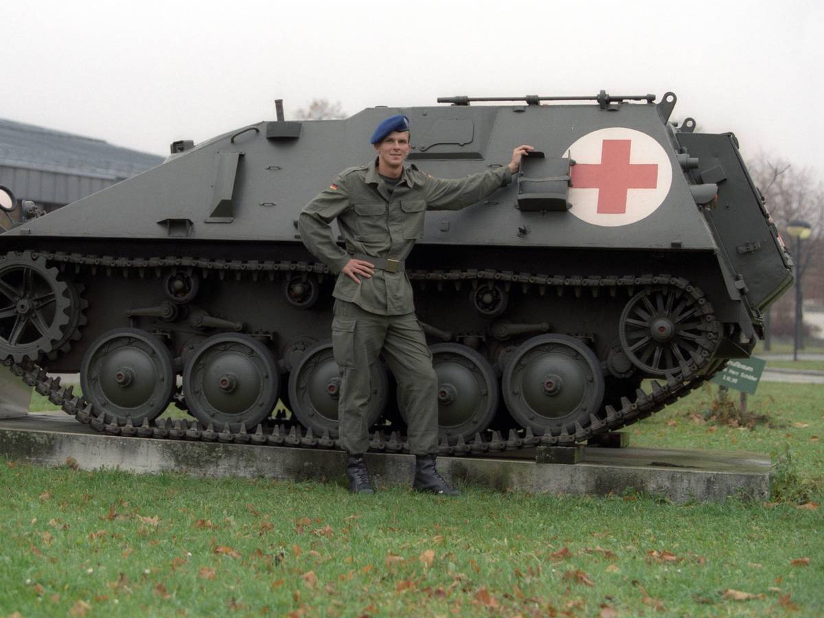 Dietmar Hamann (FC Bayern München) leistet seinen Wehrdienst bei der Bundeswehr.