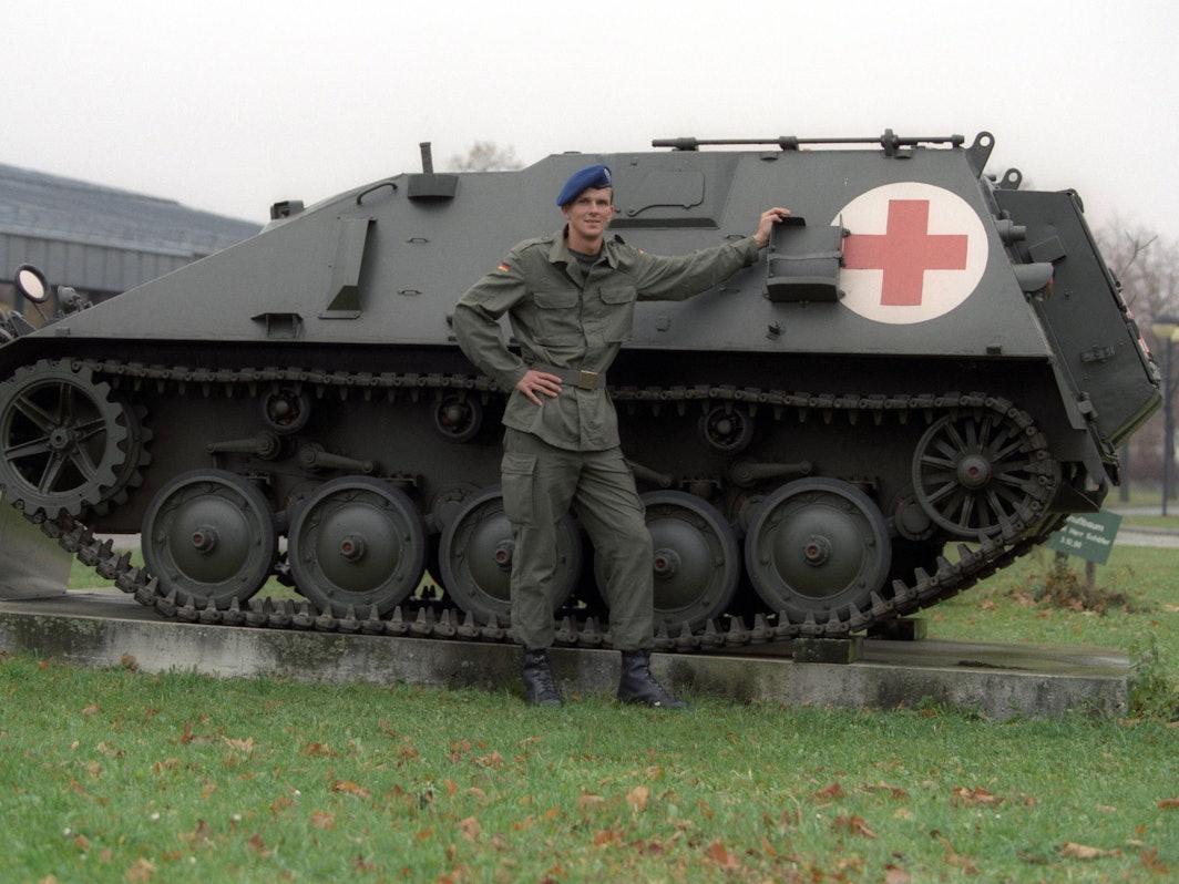 Dietmar Hamann (FC Bayern München) leistet seinen Wehrdienst bei der Bundeswehr.