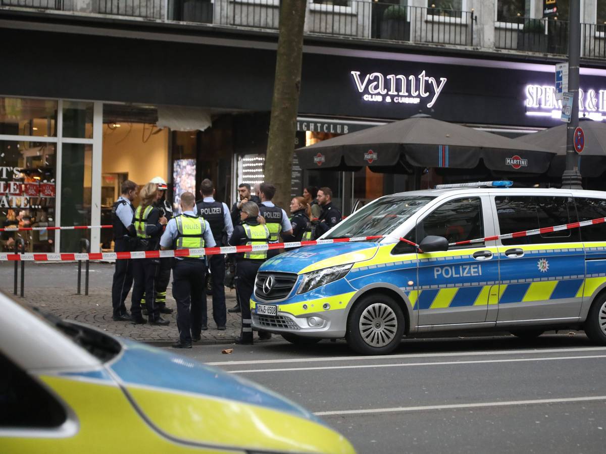 Polizisten stehen vor einem Gebäude nach einer Explosion.