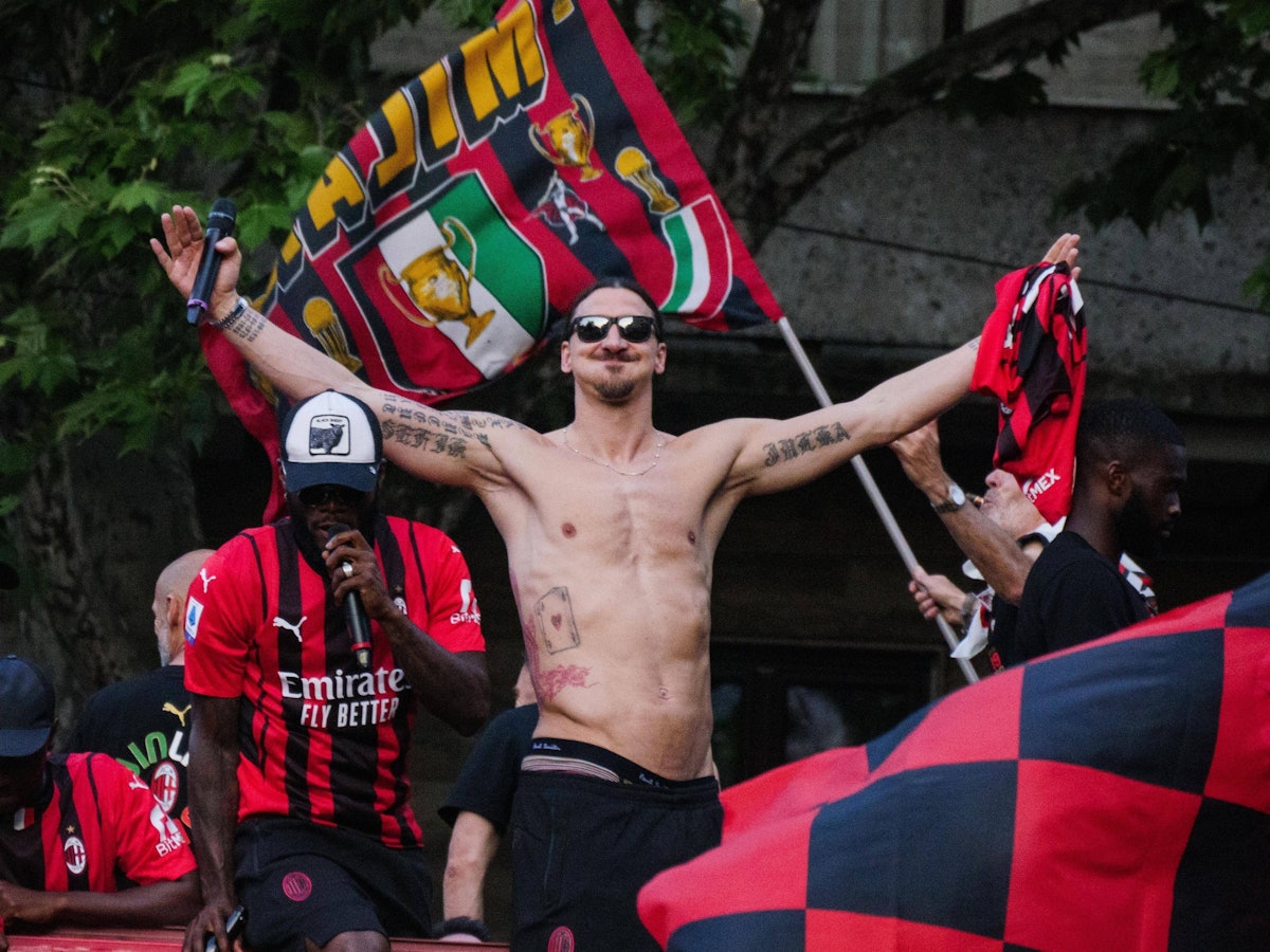 Franck Kessie und Zlatan Ibrahimovic feiern zusammen auf der Parade die Meisterschaft im Jahr 2022.