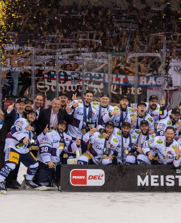 Die Eisbären Berlin bejubeln den Gewinn der Deutschen Meisterschaft mit dem Pokal from Berlin.