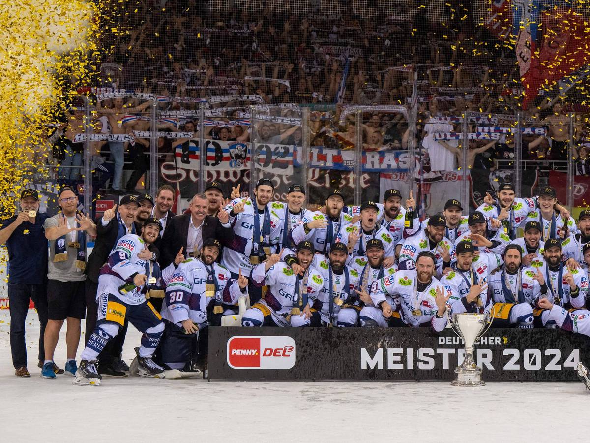 Die Eisbären Berlin bejubeln den Gewinn der Deutschen Meisterschaft mit dem Pokal from Berlin.