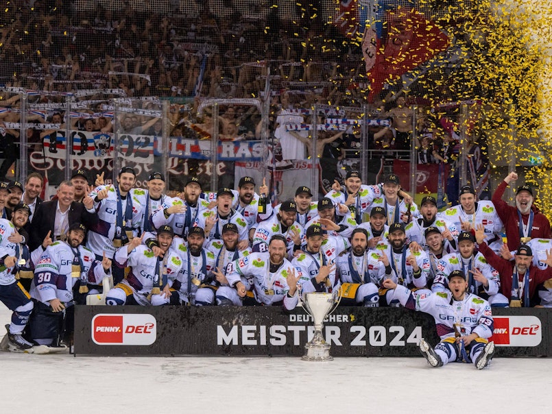 Die Eisbären Berlin bejubeln den Gewinn der Deutschen Meisterschaft mit dem Pokal from Berlin.
