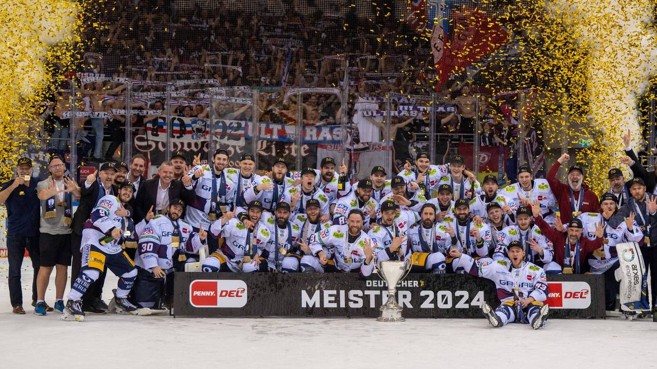Die Eisbären Berlin bejubeln den Gewinn der Deutschen Meisterschaft mit dem Pokal from Berlin.