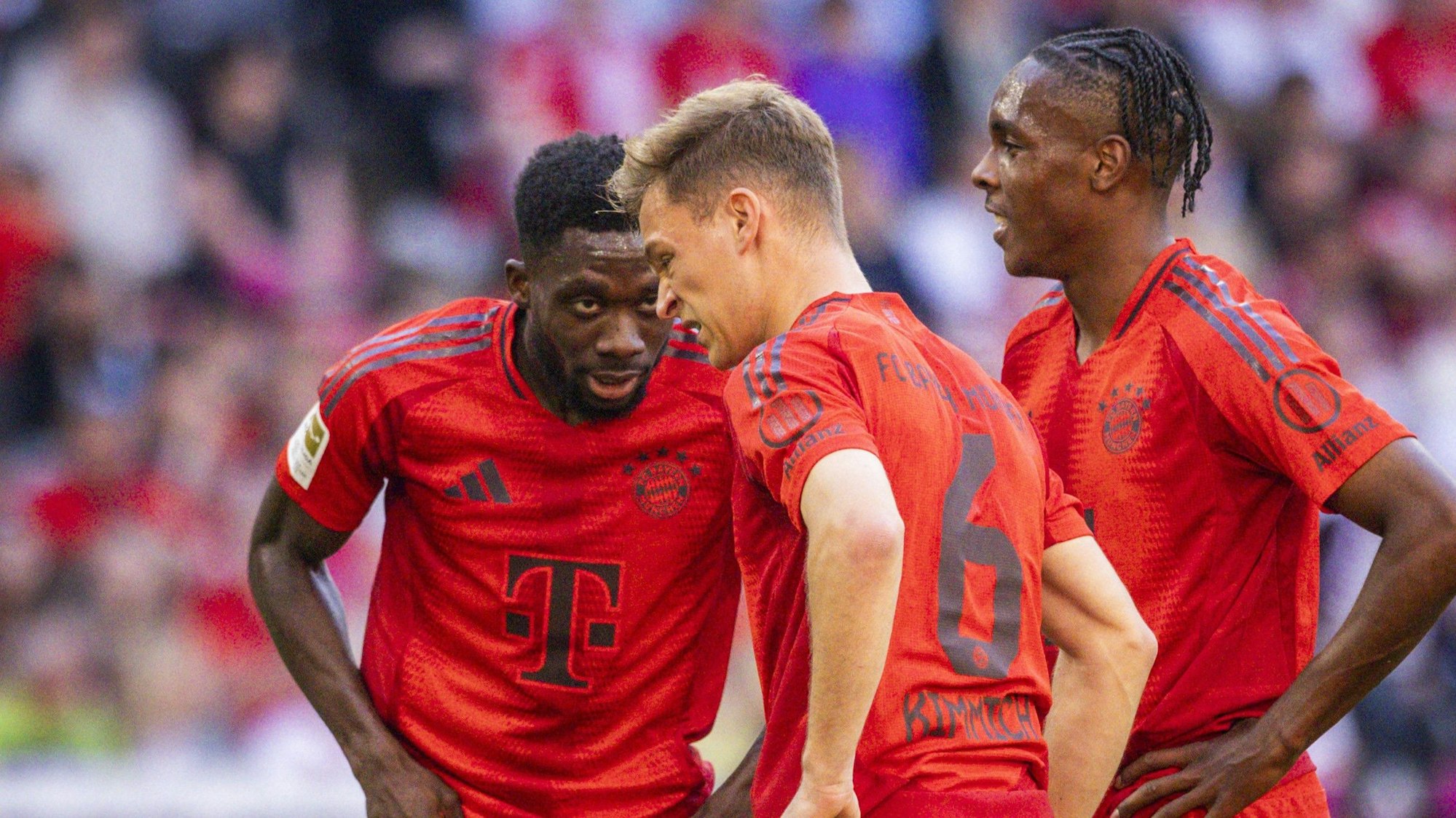 Alphonso Davies (l.) und Joshua Kimmich (M.), hier am 12. Mai 2024 neben Mathys Tel, bei einem Spiel des FC Bayern im Gespräch.