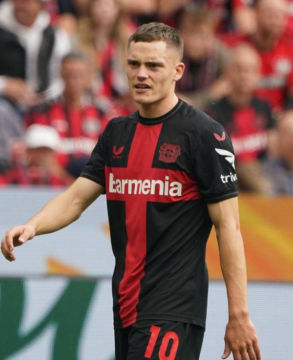 Florian Wirtz mit grimmigem Gesichtsausdruck während einer Bundesligapartie gegen den 1. FC Köln.
