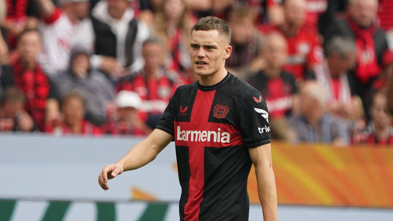 Florian Wirtz mit grimmigem Gesichtsausdruck während einer Bundesligapartie gegen den 1. FC Köln.