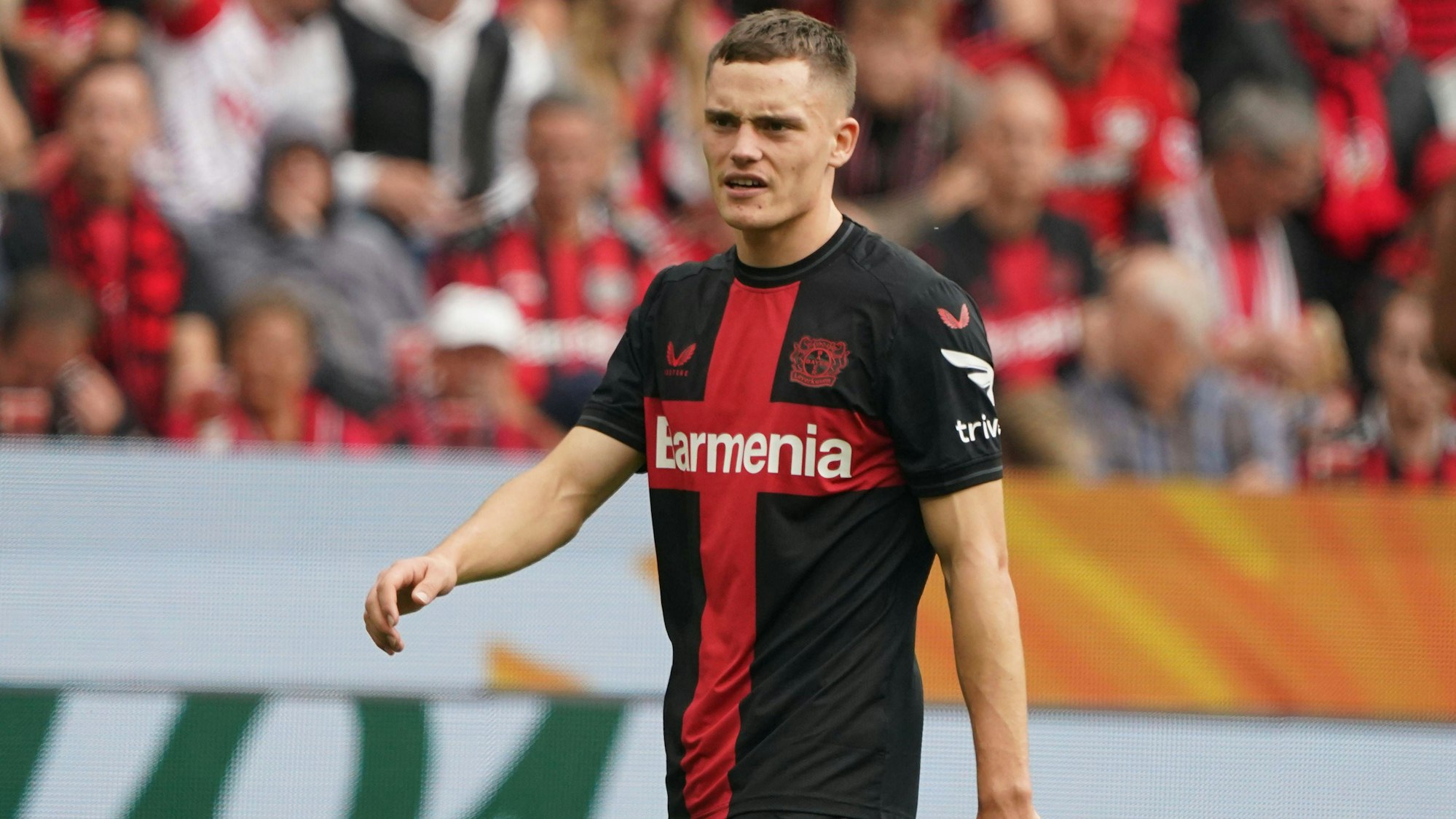 Florian Wirtz mit grimmigem Gesichtsausdruck während einer Bundesligapartie gegen den 1. FC Köln.