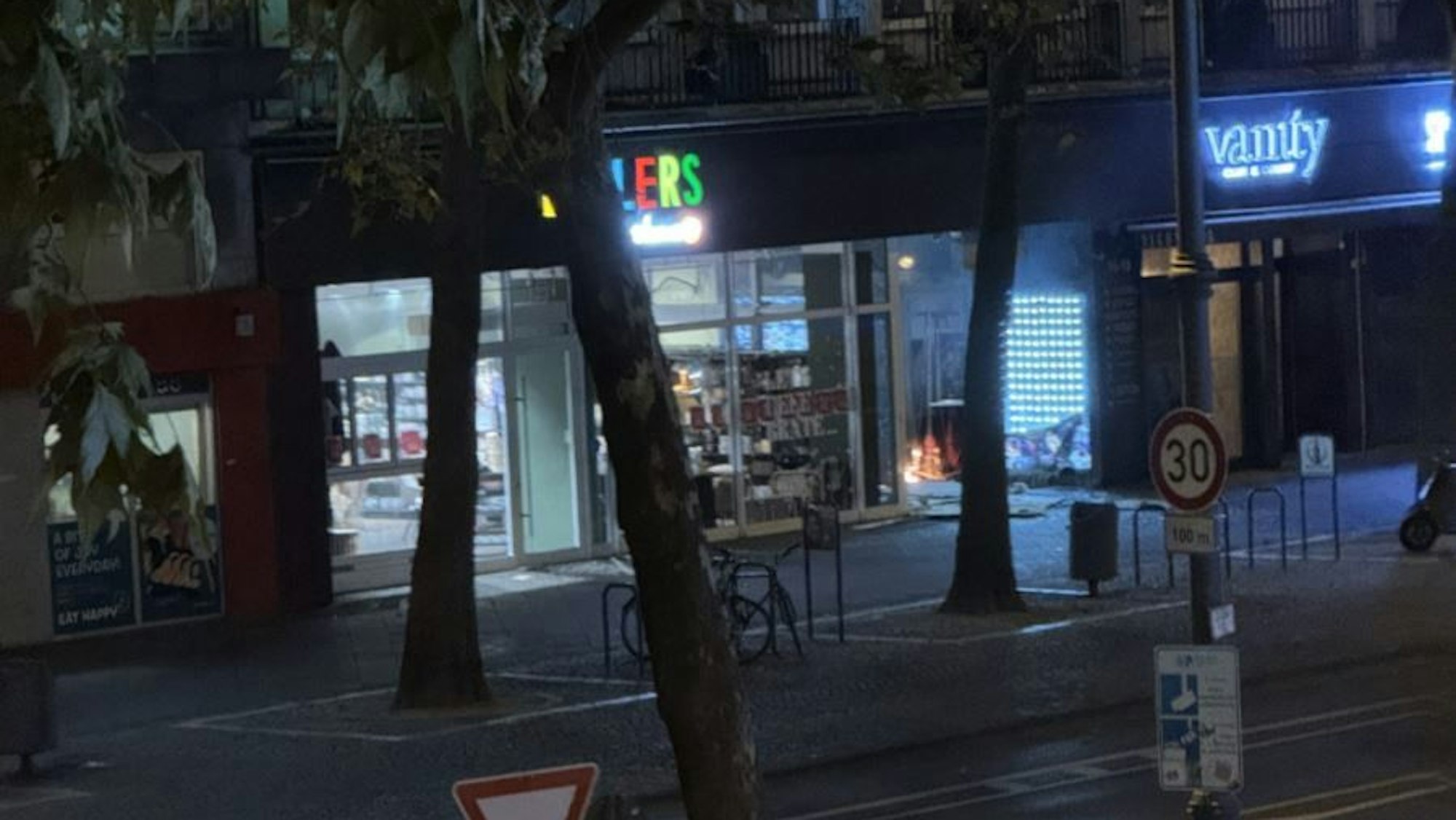 Foto vom Hohenzollernring kurz nach der Explosion.