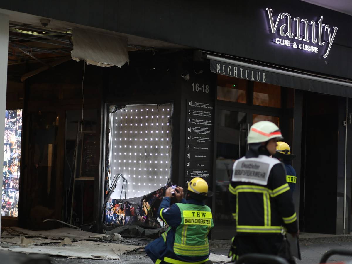 Feuerwehrleute stehen vor einem Gebäude nach einer Explosion.