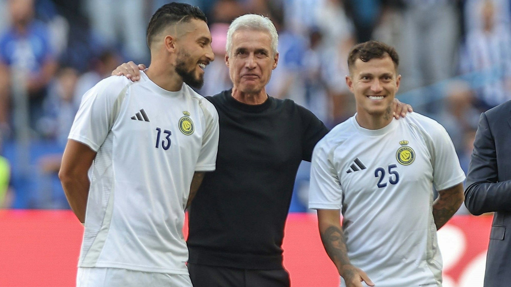 Alex Telles, Trainer Luís Castro und Otavio (v.l.n.r.) bei einem Vorbereitungsspiel von Al-Nassr am 28. Juli 2024.