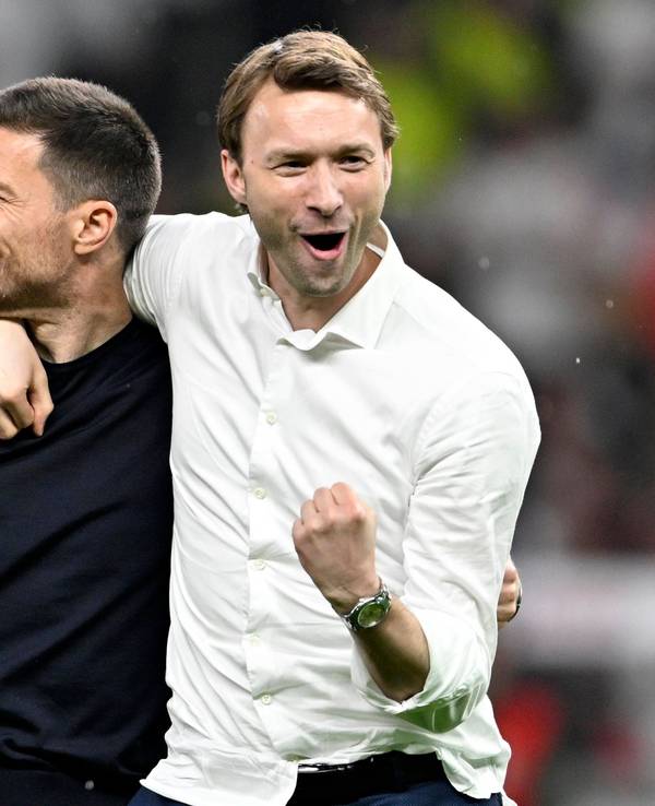 Xabi Alonso und Simon Rolfes jubeln Arm in Arm über das gewonnene DFB-Pokalfinale gegen Kaiserslautern.