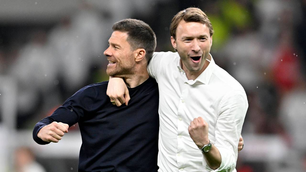 Xabi Alonso und Simon Rolfes jubeln Arm in Arm über das gewonnene DFB-Pokalfinale gegen Kaiserslautern.