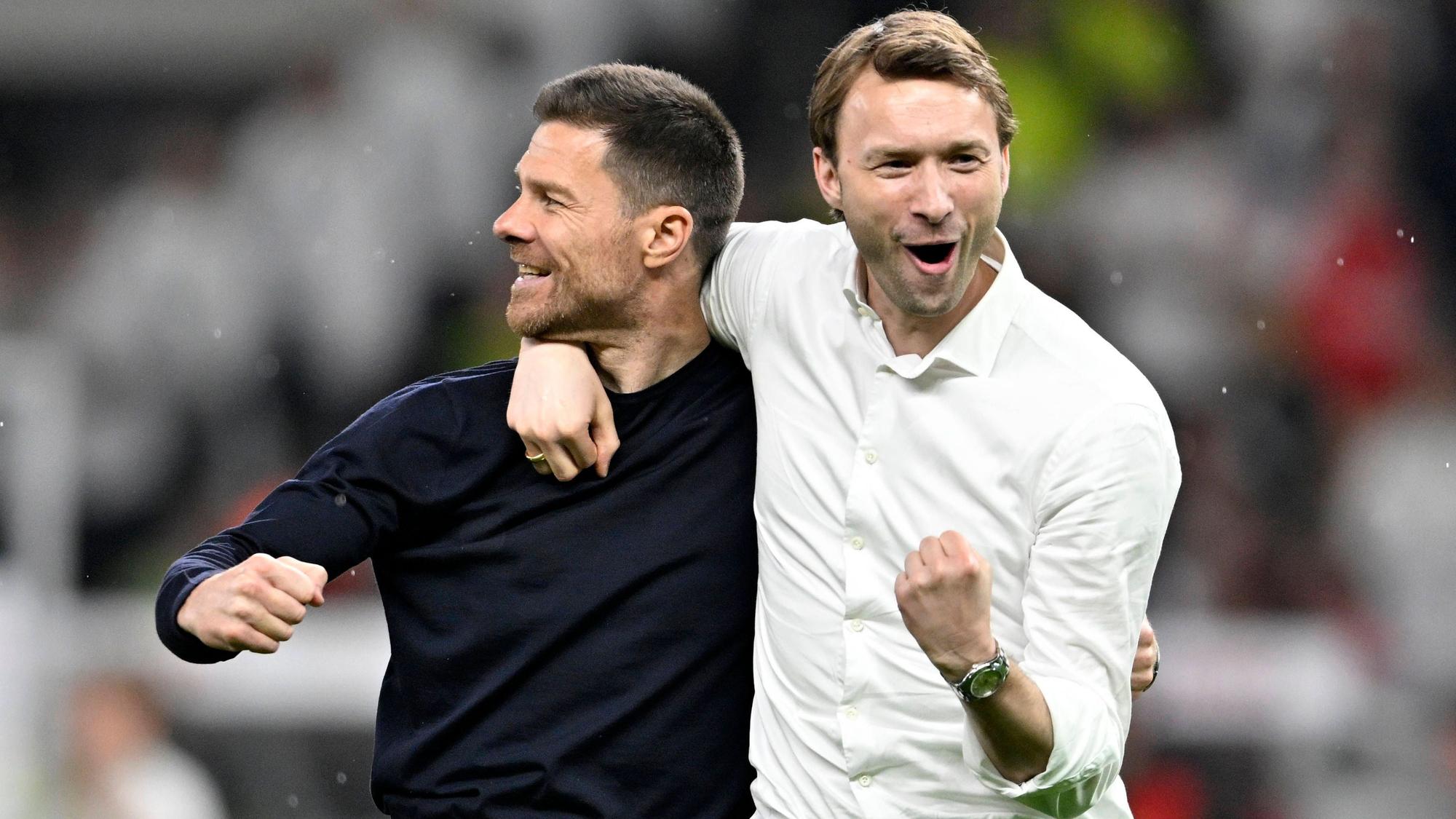 Xabi Alonso und Simon Rolfes jubeln Arm in Arm über das gewonnene DFB-Pokalfinale gegen Kaiserslautern.