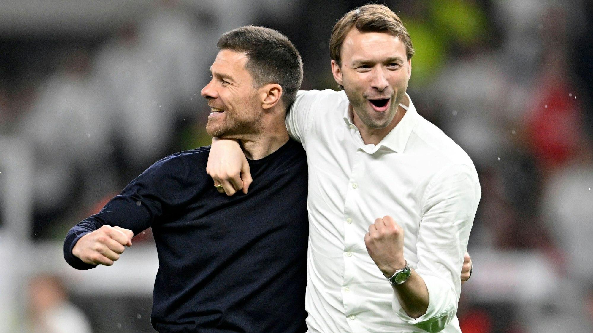 Xabi Alonso und Simon Rolfes jubeln Arm in Arm über das gewonnene DFB-Pokalfinale gegen Kaiserslautern.