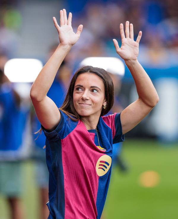 Aitana Bonmatí winkt bei der Teamvorstellung des FC Barcelona. Aitana hat sich mit einem Rekord-Vertrag an ihren Heimat-Verein gebunden.