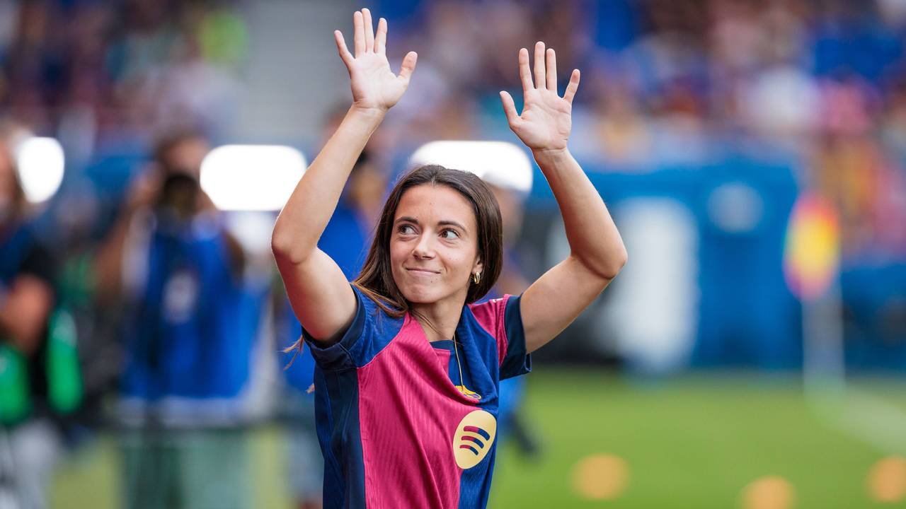 Aitana Bonmatí winkt bei der Teamvorstellung des FC Barcelona. Aitana hat sich mit einem Rekord-Vertrag an ihren Heimat-Verein gebunden.